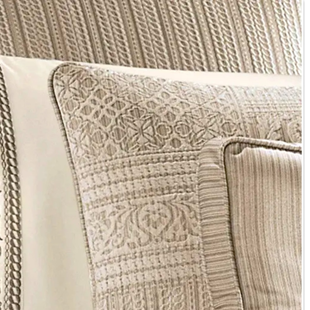 NIP J. Queen New York Wilmington Alabaster European Pillow Sham, 25” x 25"
